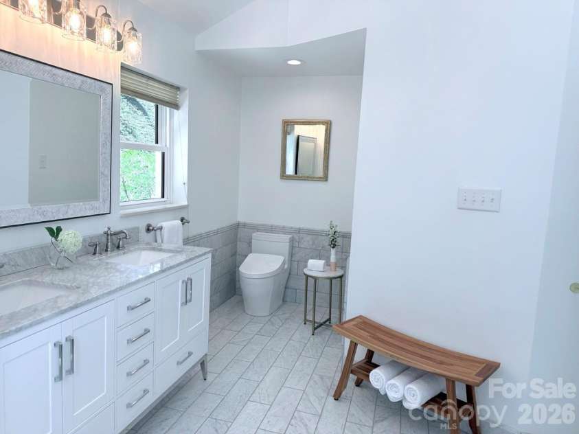 153 Skyview Circle, Asheville, NC 28804.  MLS# CAR4376088, YatesRealty ID 38604. 