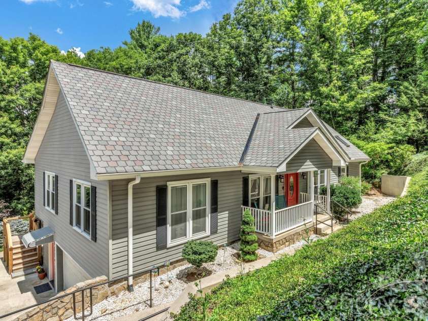 153 Skyview Circle, Asheville, NC 28804.  MLS# CAR4376088, YatesRealty ID 38604. 