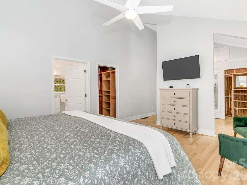 153 Skyview Circle, Asheville, NC 28804.  MLS# CAR4376088, YatesRealty ID 38604. 