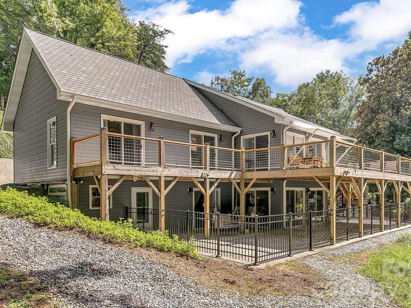 153 Skyview Circle, Asheville, NC 28804.  MLS# CAR4376088, YatesRealty ID 38604. 