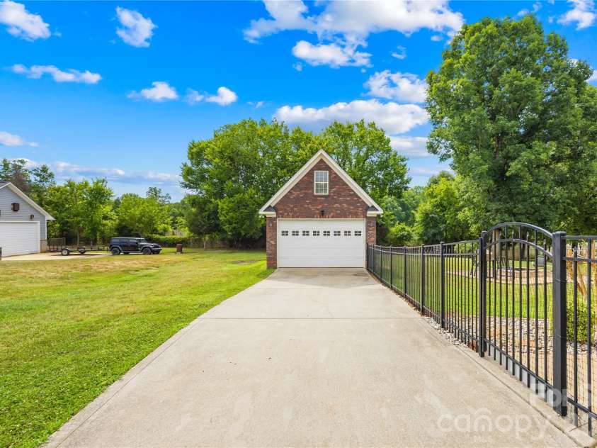 115 Gibbs Road, Mooresville, NC 28117.  MLS# CAR4403261, YatesRealty ID 38607. 