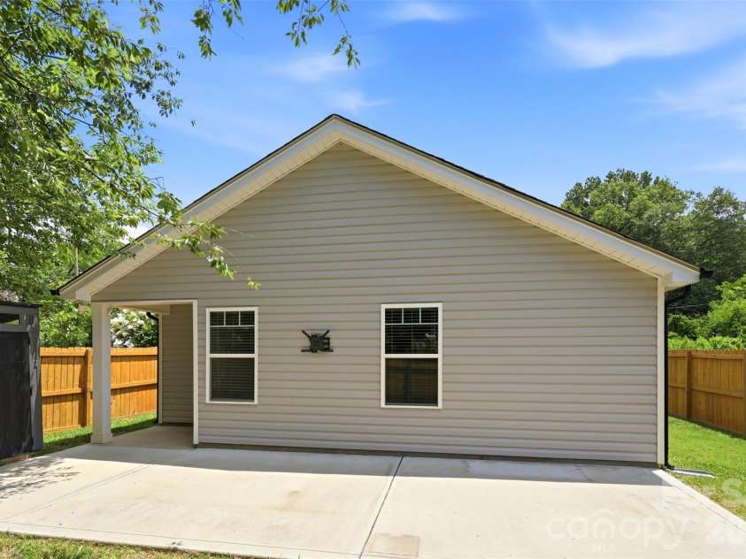 4221 End Street, Charlotte, NC 28208.  MLS# CAR4405194, YatesRealty ID 38611. 