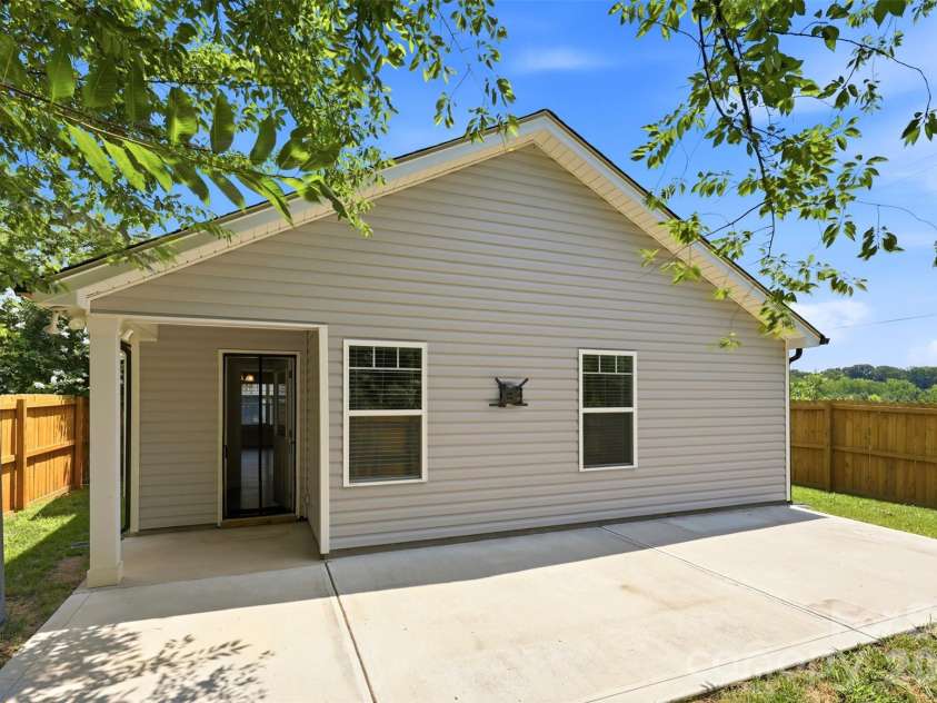 4221 End Street, Charlotte, NC 28208.  MLS# CAR4405194, YatesRealty ID 38611. 