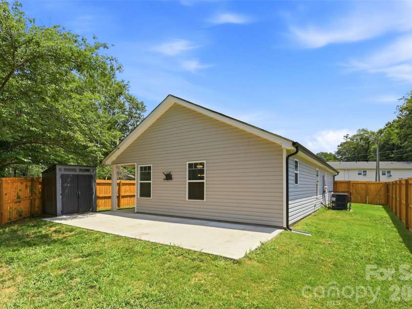 4221 End Street, Charlotte, NC 28208.  MLS# CAR4405194, YatesRealty ID 38611. 