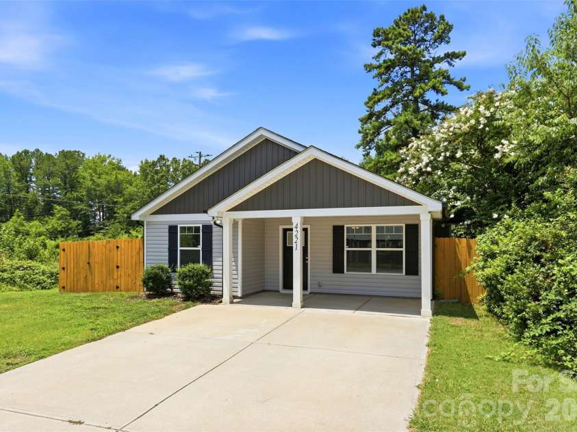4221 End Street, Charlotte, NC 28208.  MLS# CAR4405194, YatesRealty ID 38611. 