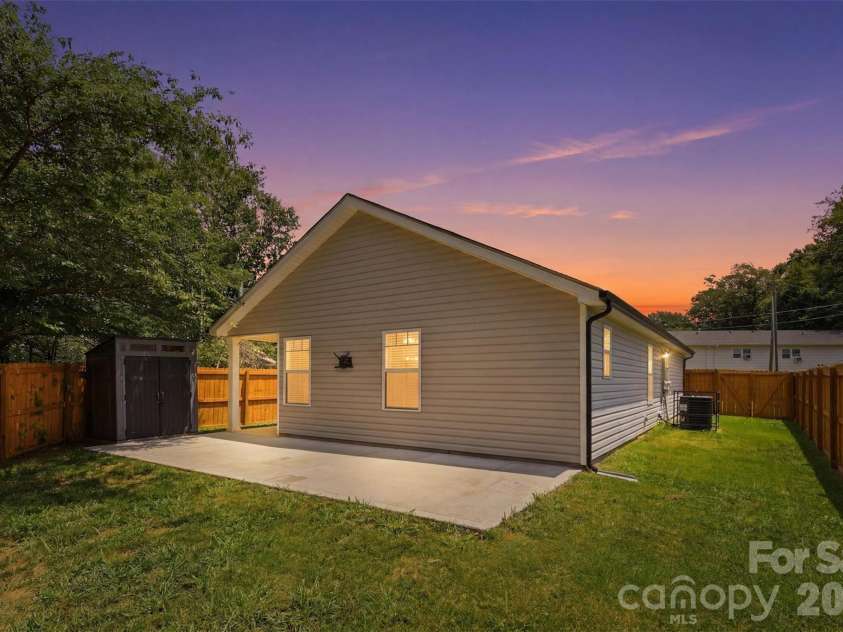 4221 End Street, Charlotte, NC 28208.  MLS# CAR4405194, YatesRealty ID 38611. 