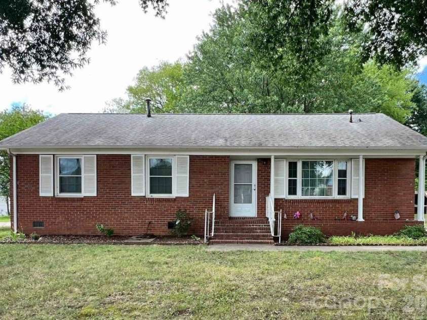 7644 Bramblewood Drive, Charlotte, NC 28217.  MLS# CAR4397950, YatesRealty ID 38618. 