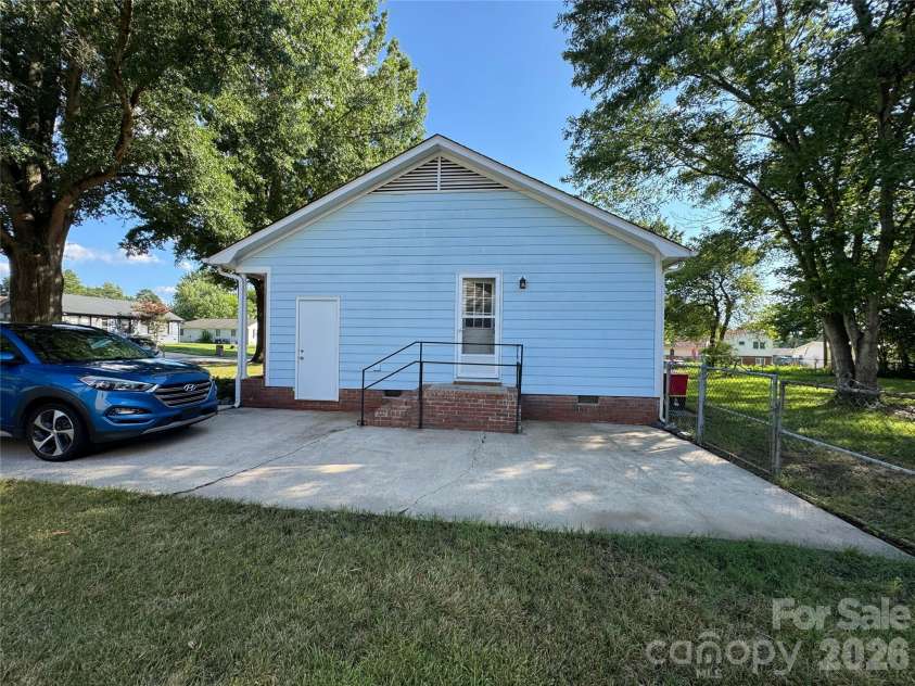 7644 Bramblewood Drive, Charlotte, NC 28217.  MLS# CAR4397950, YatesRealty ID 38618. 
