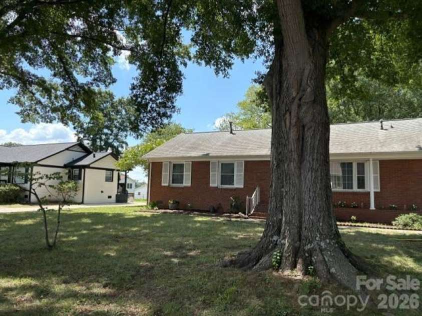 7644 Bramblewood Drive, Charlotte, NC 28217.  MLS# CAR4397950, YatesRealty ID 38618. 