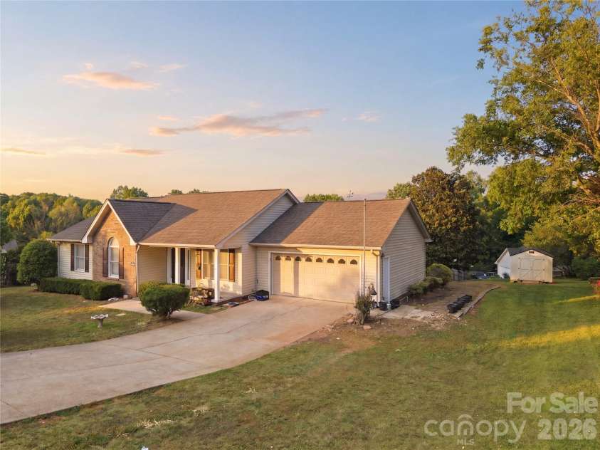 3842 Serenity Drive, Hickory, NC 28602.  MLS# CAR4384261, YatesRealty ID 38619. 
