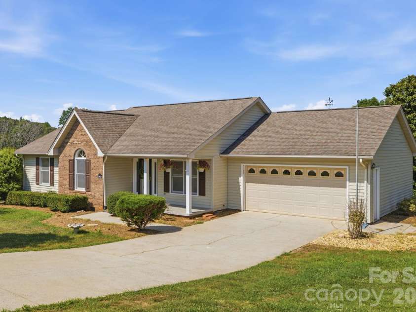 3842 Serenity Drive, Hickory, NC 28602.  MLS# CAR4384261, YatesRealty ID 38619. 