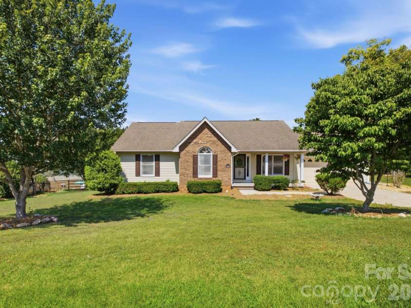 3842 Serenity Drive, Hickory, NC 28602.  MLS# CAR4384261, YatesRealty ID 38619. 