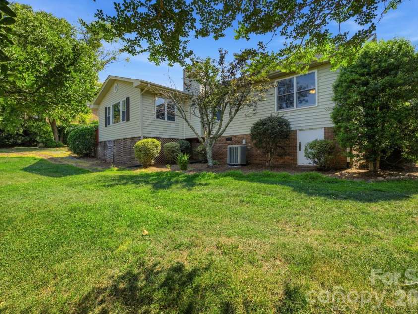 3842 Serenity Drive, Hickory, NC 28602.  MLS# CAR4384261, YatesRealty ID 38619. 