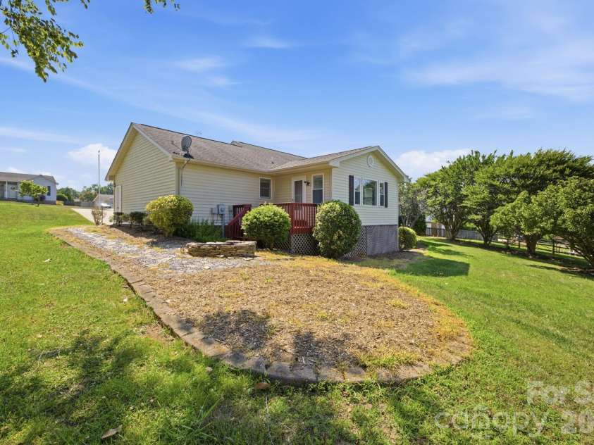 3842 Serenity Drive, Hickory, NC 28602.  MLS# CAR4384261, YatesRealty ID 38619. 