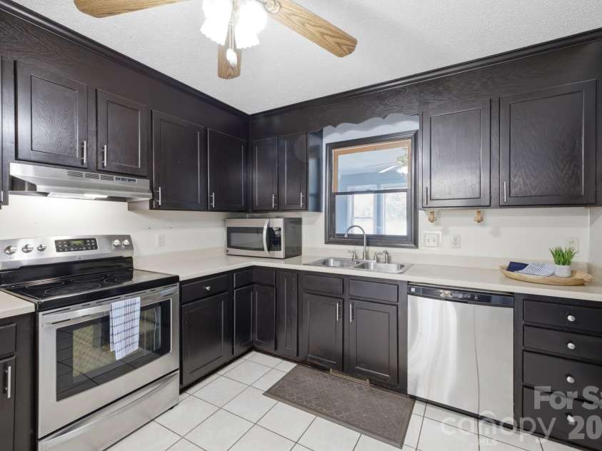 3842 Serenity Drive, Hickory, NC 28602.  MLS# CAR4384261, YatesRealty ID 38619. 