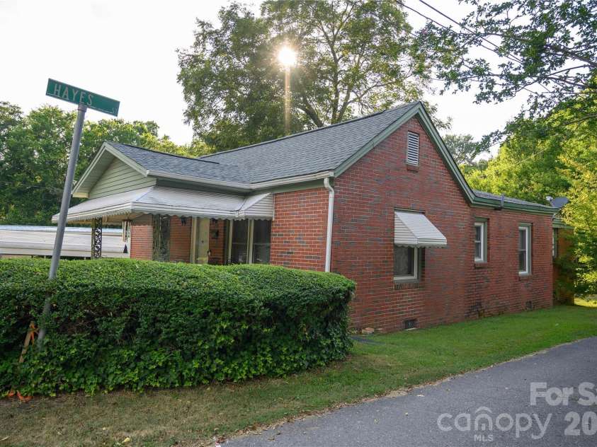 135 Mill Street, Chester, SC 29706.  MLS# CAR4386843, YatesRealty ID 38620. 