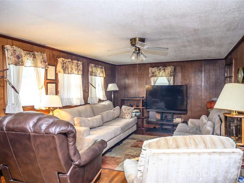 135 Mill Street, Chester, SC 29706.  MLS# CAR4386843, YatesRealty ID 38620. Den
