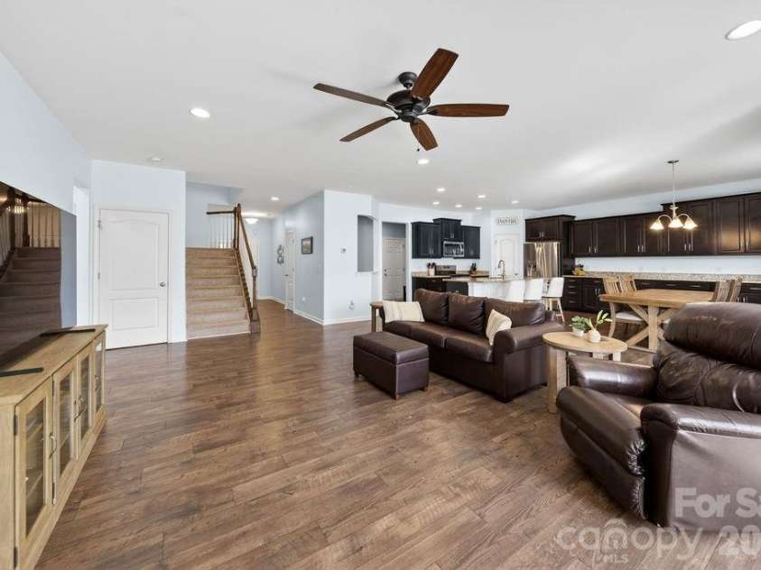 11033 Crane Creek Drive, Charlotte, NC 28278.  MLS# CAR4387902, YatesRealty ID 38621. 