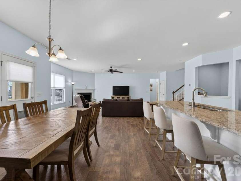11033 Crane Creek Drive, Charlotte, NC 28278.  MLS# CAR4387902, YatesRealty ID 38621. 