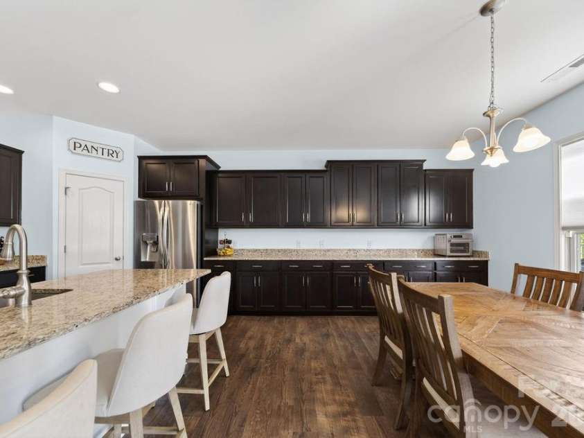 11033 Crane Creek Drive, Charlotte, NC 28278.  MLS# CAR4387902, YatesRealty ID 38621. 