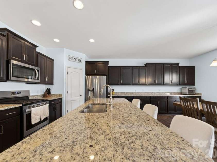 11033 Crane Creek Drive, Charlotte, NC 28278.  MLS# CAR4387902, YatesRealty ID 38621. 