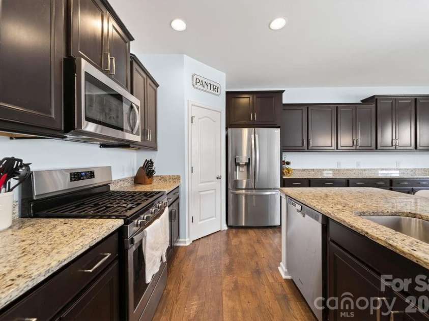 11033 Crane Creek Drive, Charlotte, NC 28278.  MLS# CAR4387902, YatesRealty ID 38621. 