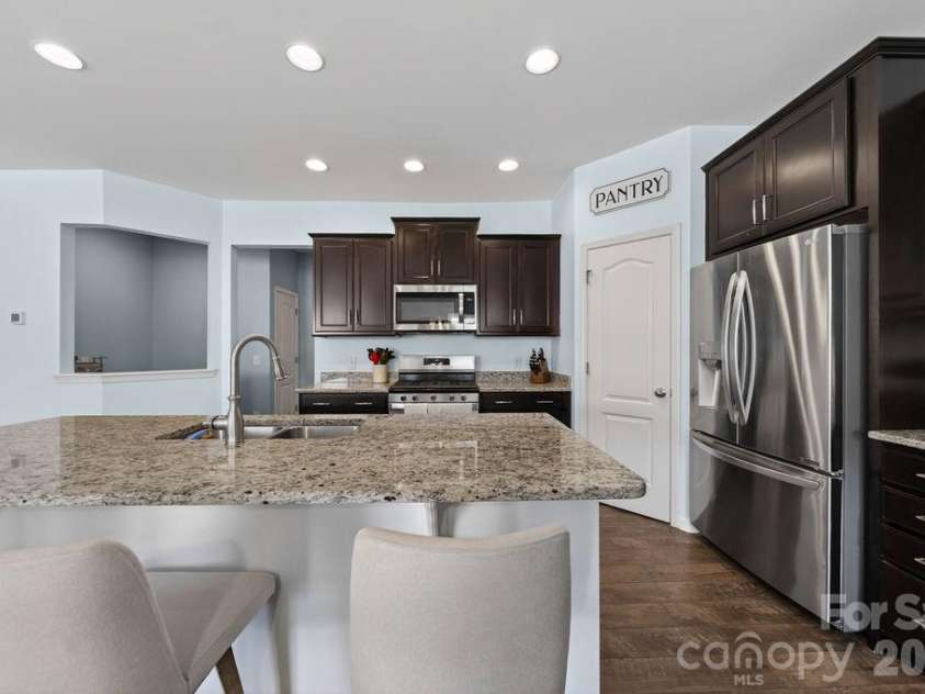 11033 Crane Creek Drive, Charlotte, NC 28278.  MLS# CAR4387902, YatesRealty ID 38621. 