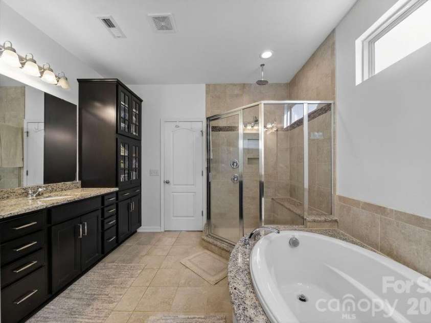 11033 Crane Creek Drive, Charlotte, NC 28278.  MLS# CAR4387902, YatesRealty ID 38621. 