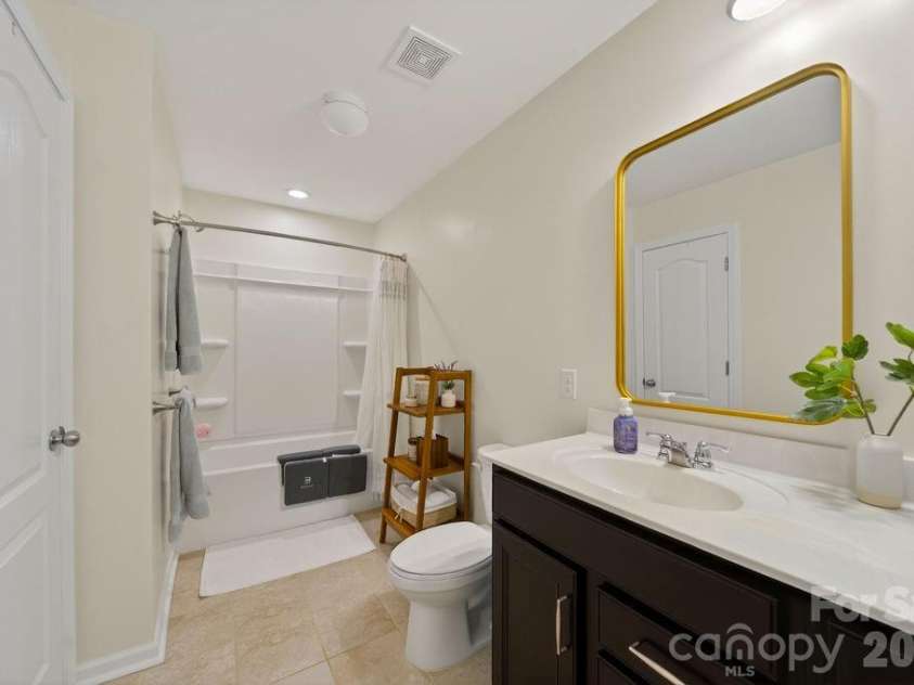 11033 Crane Creek Drive, Charlotte, NC 28278.  MLS# CAR4387902, YatesRealty ID 38621. 