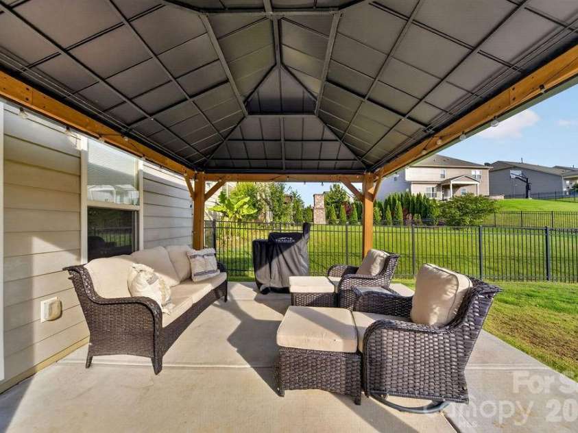 11033 Crane Creek Drive, Charlotte, NC 28278.  MLS# CAR4387902, YatesRealty ID 38621. 