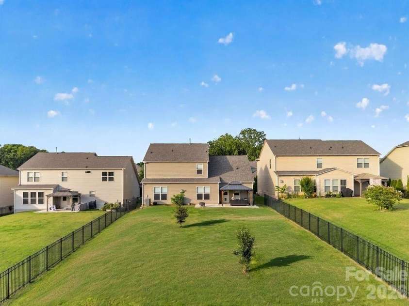 11033 Crane Creek Drive, Charlotte, NC 28278.  MLS# CAR4387902, YatesRealty ID 38621. 