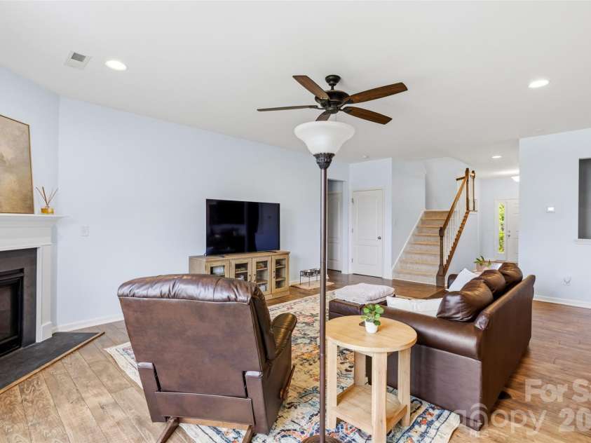 11033 Crane Creek Drive, Charlotte, NC 28278.  MLS# CAR4387902, YatesRealty ID 38621. 