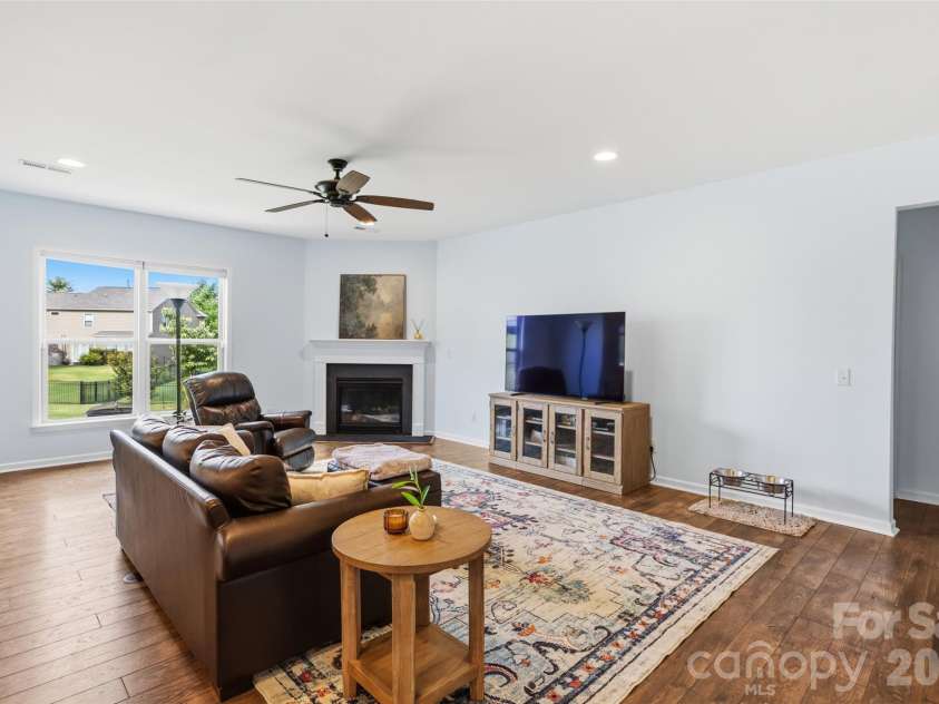 11033 Crane Creek Drive, Charlotte, NC 28278.  MLS# CAR4387902, YatesRealty ID 38621. 