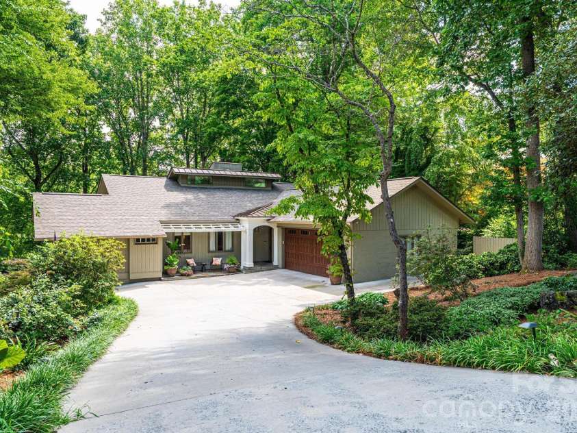 2028 10th Street Boulevard, Hickory, NC 28601.  MLS# CAR4405123, YatesRealty ID 38623. 