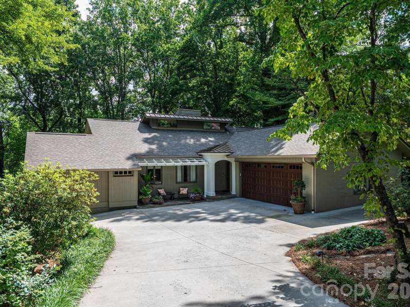 2028 10th Street Boulevard, Hickory, NC 28601.  MLS# CAR4405123, YatesRealty ID 38623. 