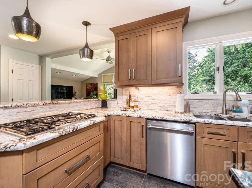 2028 10th Street Boulevard, Hickory, NC 28601.  MLS# CAR4405123, YatesRealty ID 38623. 
