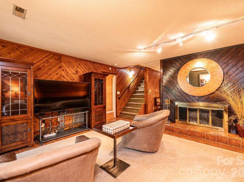 2028 10th Street Boulevard, Hickory, NC 28601.  MLS# CAR4405123, YatesRealty ID 38623. 