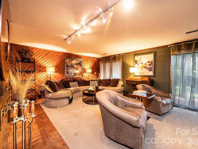 2028 10th Street Boulevard, Hickory, NC 28601.  MLS# CAR4405123, YatesRealty ID 38623. 