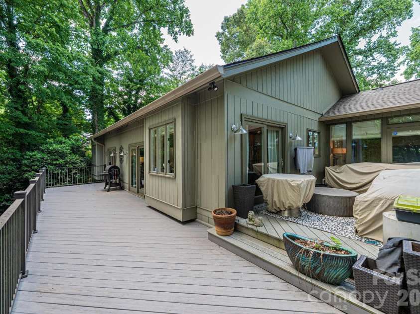 2028 10th Street Boulevard, Hickory, NC 28601.  MLS# CAR4405123, YatesRealty ID 38623. 