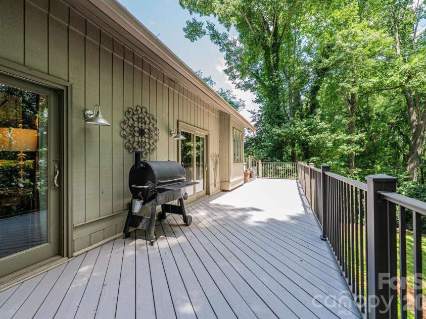 2028 10th Street Boulevard, Hickory, NC 28601.  MLS# CAR4405123, YatesRealty ID 38623. 