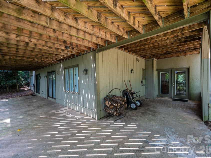 2028 10th Street Boulevard, Hickory, NC 28601.  MLS# CAR4405123, YatesRealty ID 38623. 