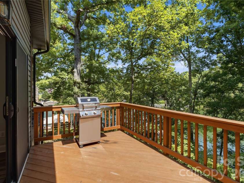 18532 Rosapenny Road, Charlotte, NC 28278.  MLS# CAR4404248, YatesRealty ID 38627. 