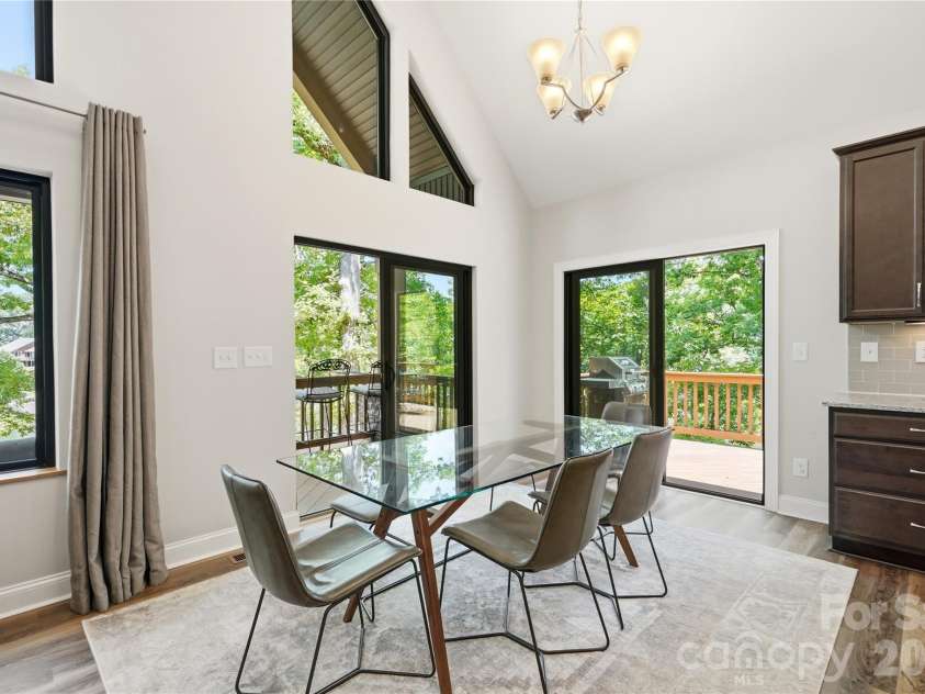 18532 Rosapenny Road, Charlotte, NC 28278.  MLS# CAR4404248, YatesRealty ID 38627. Dining area
