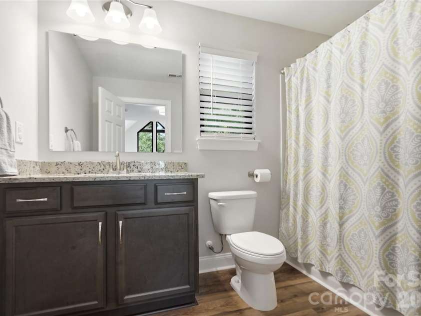 18532 Rosapenny Road, Charlotte, NC 28278.  MLS# CAR4404248, YatesRealty ID 38627. Full bath