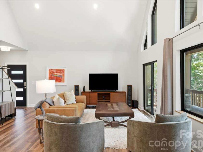 18532 Rosapenny Road, Charlotte, NC 28278.  MLS# CAR4404248, YatesRealty ID 38627. Light filled great room