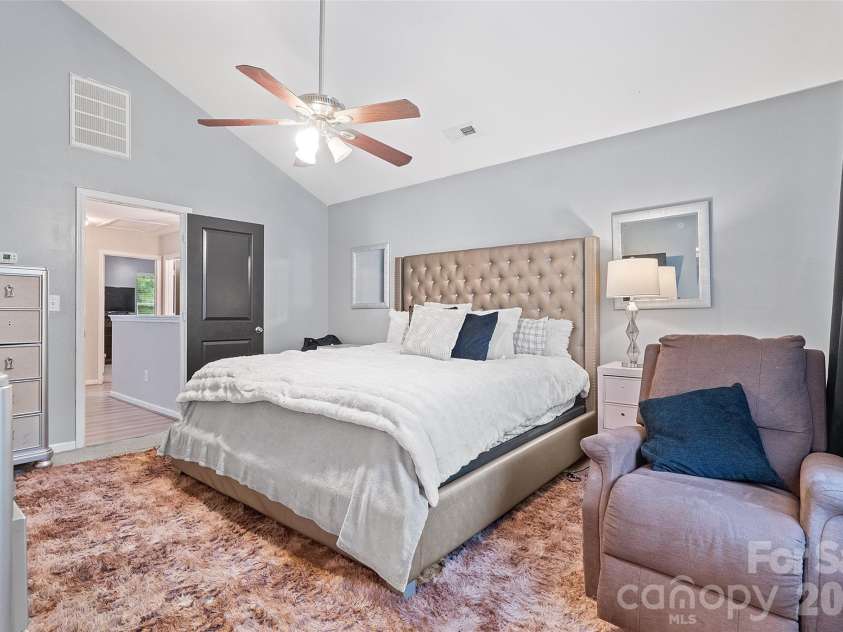 835 Rook Road, Charlotte, NC 28216.  MLS# CAR4398671, YatesRealty ID 38628. 
