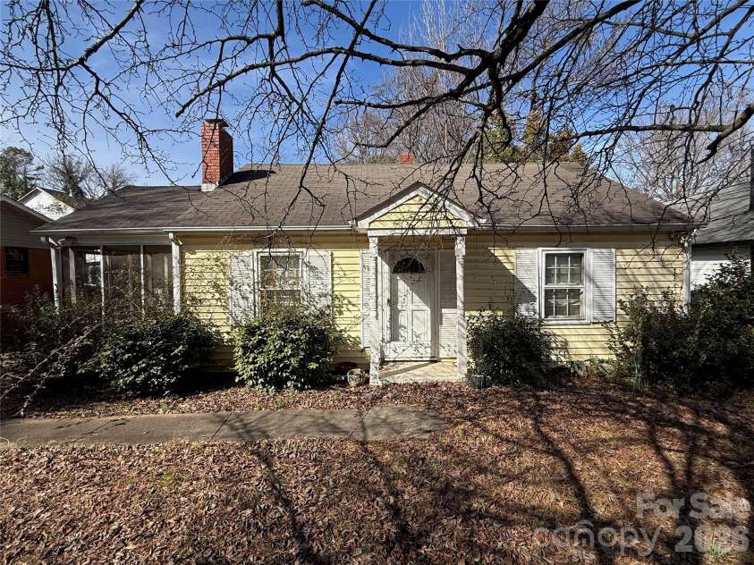 4215 Dinglewood Avenue, Charlotte, NC 28205.  MLS# CAR4356799, YatesRealty ID 3863. 