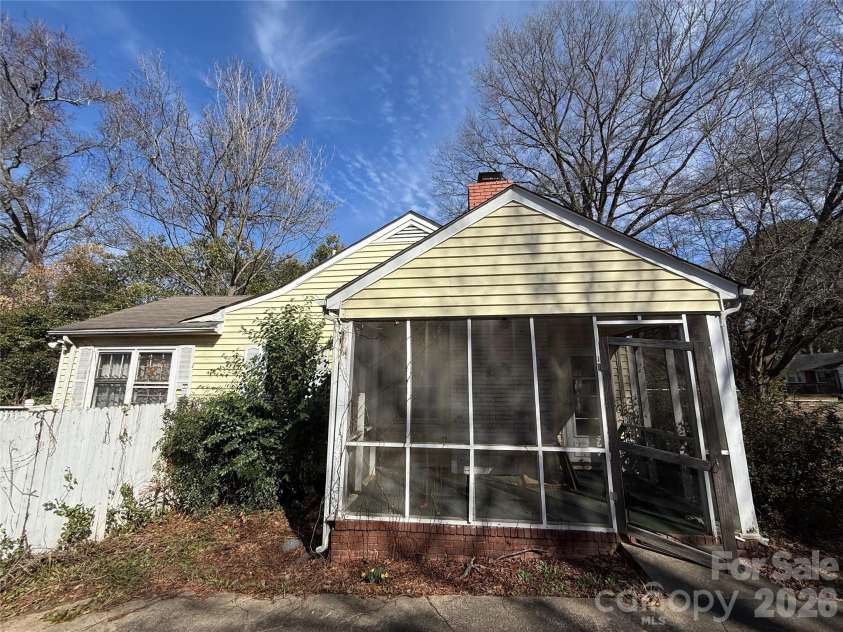 4215 Dinglewood Avenue, Charlotte, NC 28205.  MLS# CAR4356799, YatesRealty ID 3863. 