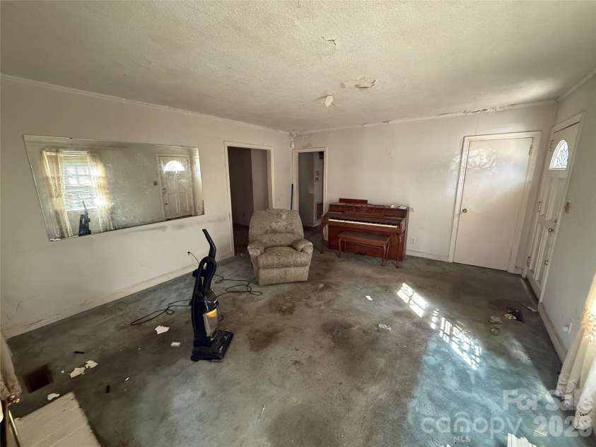 4215 Dinglewood Avenue, Charlotte, NC 28205.  MLS# CAR4356799, YatesRealty ID 3863. 