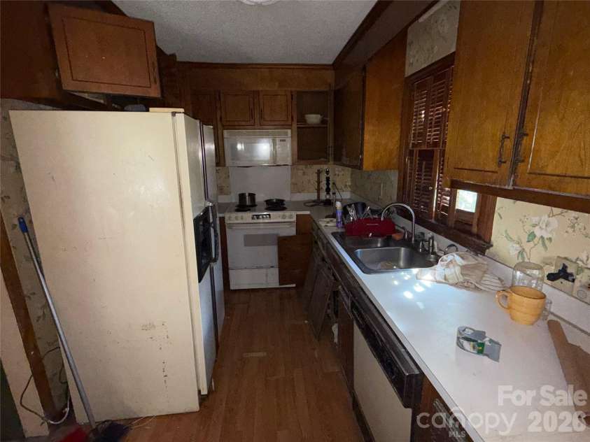 4215 Dinglewood Avenue, Charlotte, NC 28205.  MLS# CAR4356799, YatesRealty ID 3863. 